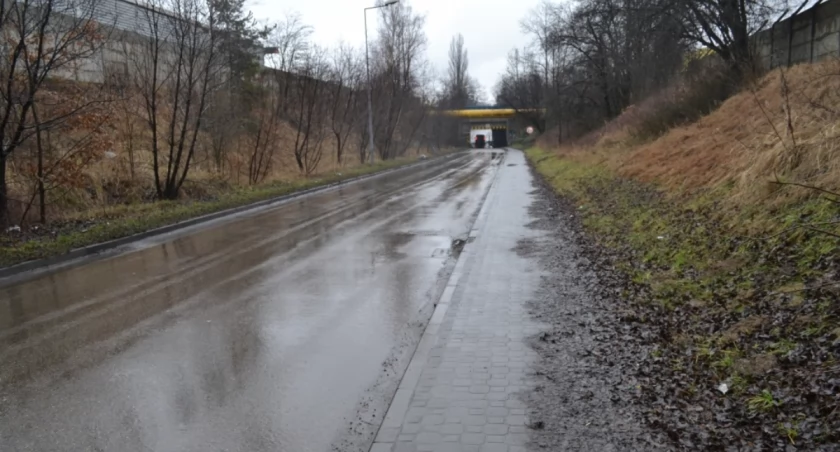 Zamknięty przejazd i przejście pod wiaduktem na ul. Dworcowej