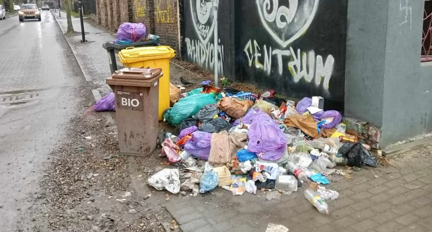 Śmietnisko na chodniku powiększa się z dnia na dzień