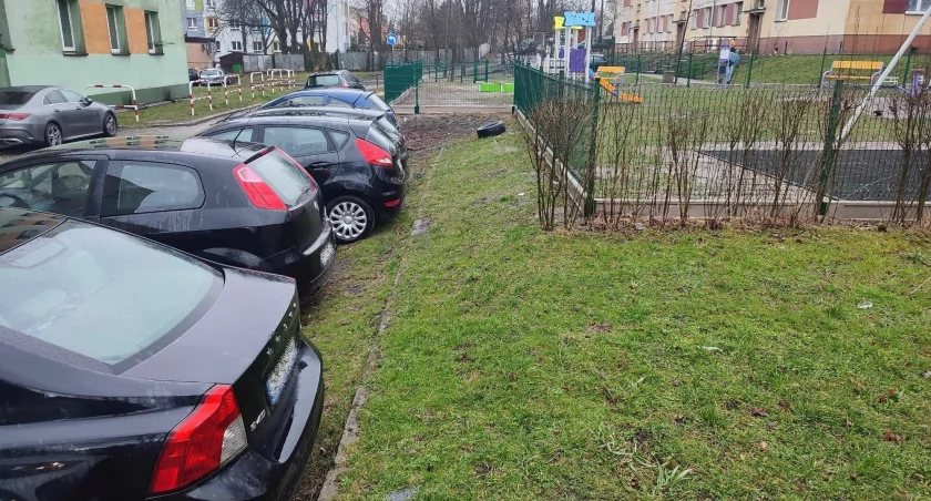 Plac zabaw wśród spalin