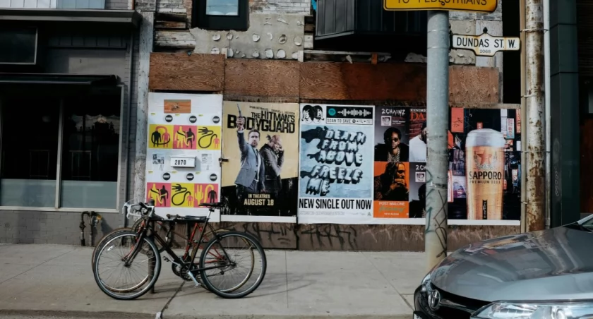 Szyldy i tablice reklamowe – jak dać się znaleźć klientom?