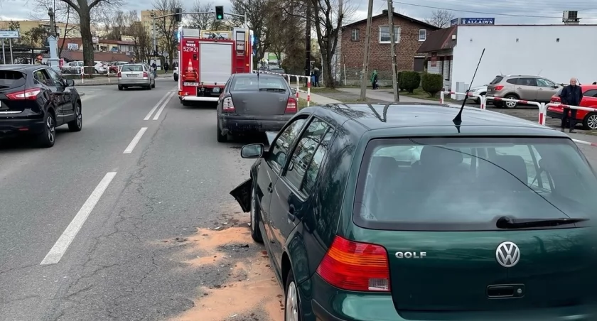 Zderzenie na Ziętka. Trzy osoby trafiły do szpitala