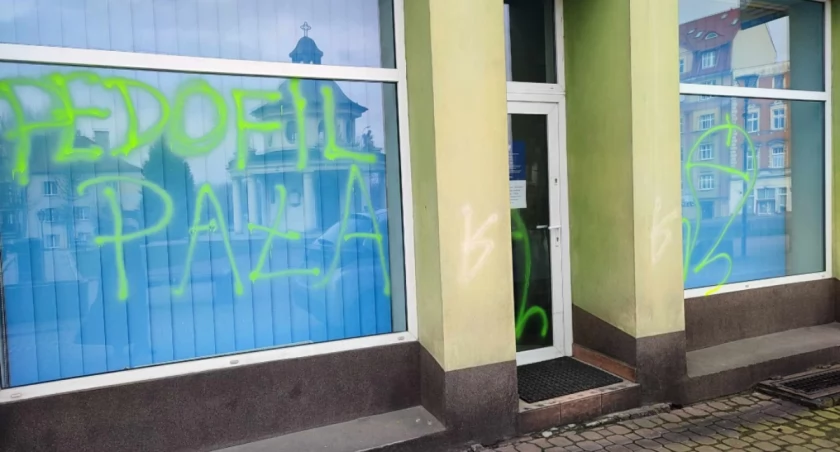 Wulgarne napisy i symbole na biurze posła Wojciech Króla