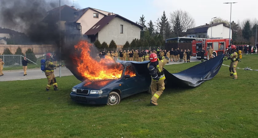 Ćwiczyli gaszenie pożaru samochodu specjalną płachtą