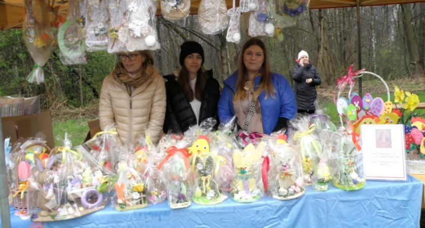 Wielkanocne ozdoby i przysmaki na jarmarku na Winklu
