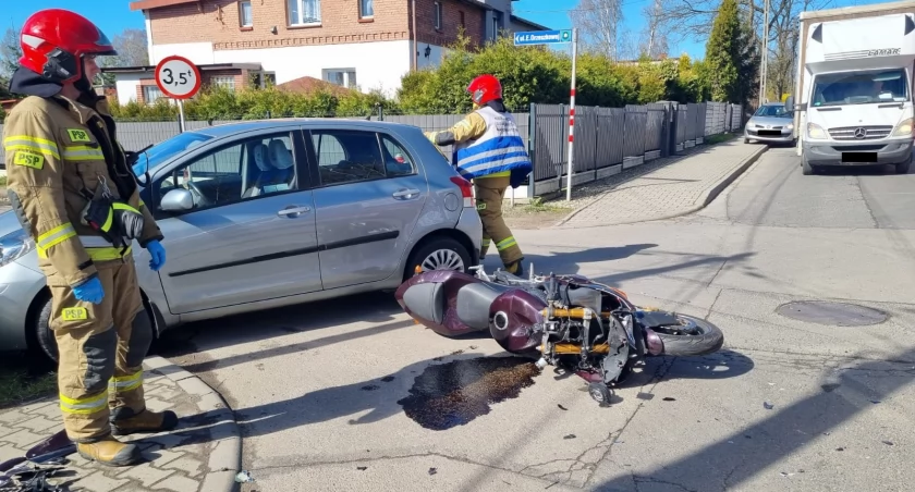 Zderzenie osobówki i motocykla. Poszkodowana jest 28-letnia kobieta