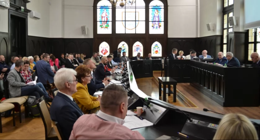 Nadzwyczajna sesja rady miasta o kontrowersjach wokół składowiska niebezpiecznych odpadów [transmisja]