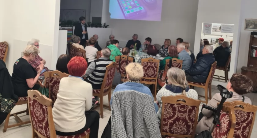 Seniorzy rozmawiali o nowoczesnych technologiach