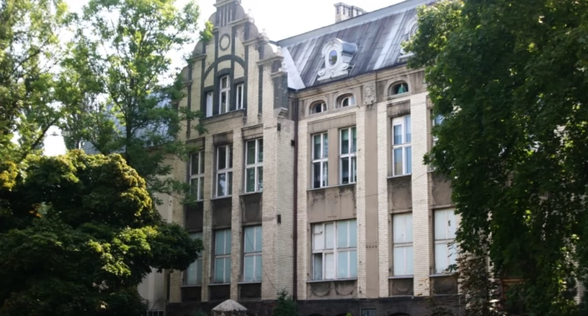 Straż pożarna w szpitalu. Pacjent zapalił papierosa w izolatce