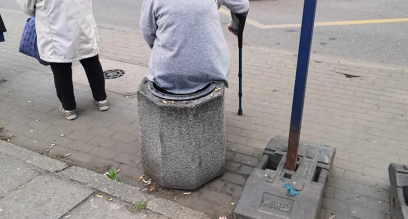 Seniorom brakuje ławeczek na przystankach