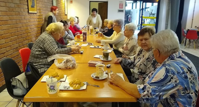 Seniorów rozmowy przy kawie