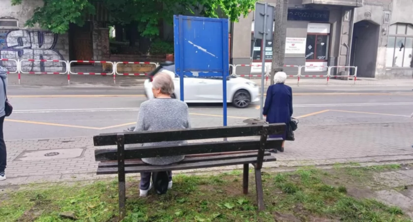 Na przystankach przy ul. Krakowskiej stanęły ławki
