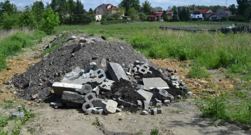 Mieszkańcy zaniepokojeni górą odpadów za swoim płotem