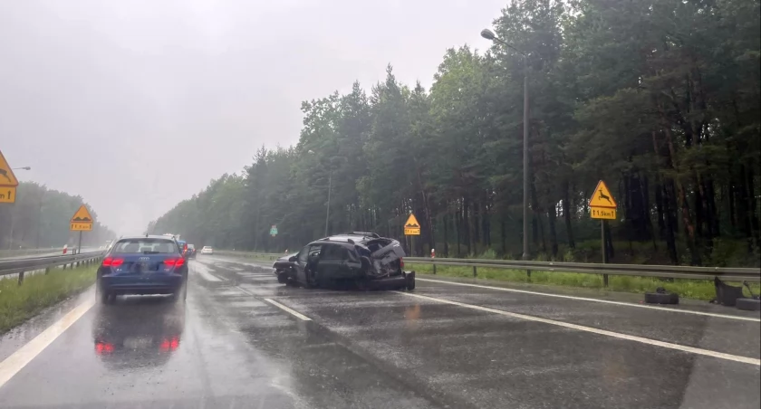Wypadek na trasie S1. Samochód uderzył w latarnię