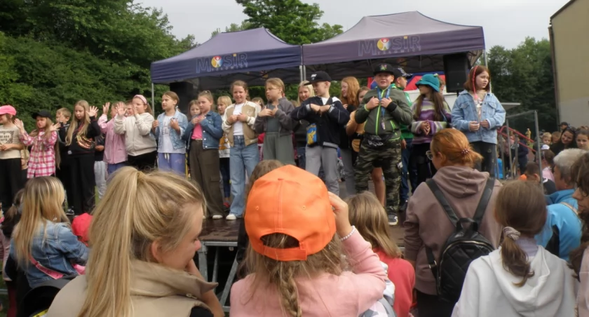 Tort i inne pyszności na pikniku w Wesołej