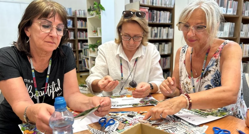 Seniorzy na twórczych warsztatach w bibliotece
