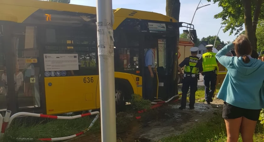 Autobus wypadł z drogi w Wesołej