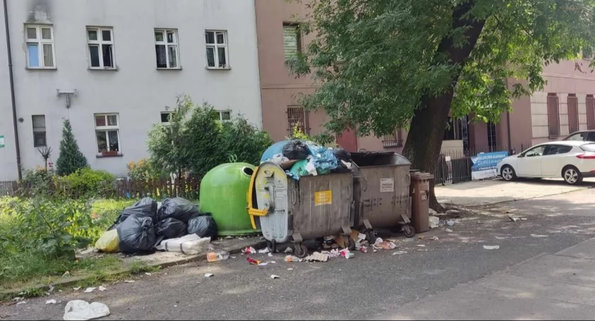 Ulica Słupecka w śmieciach