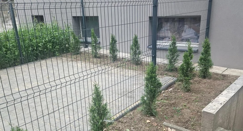 Wiata śmietnikowa pod salonem fryzjerskim zlikwidowana