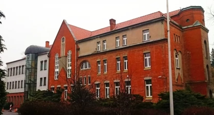 McBook, elektronarzędzia, zestaw mebli - urząd skarbowy sprzedaje sprzęty za 10 proc. wartości
