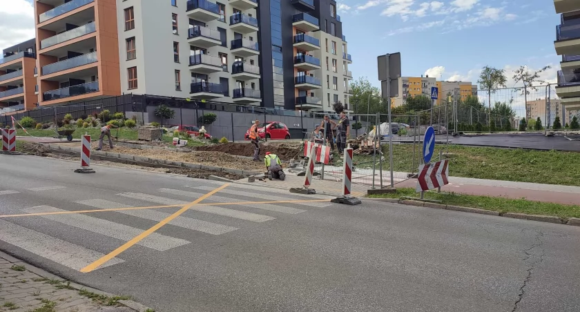 Były niebezpieczne schodki, będzie łagodne zejście. Da się? Da się