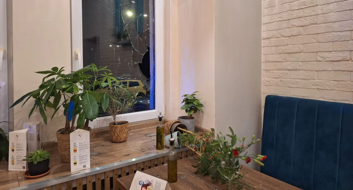 Cegłówką w okno - atak na restaurację