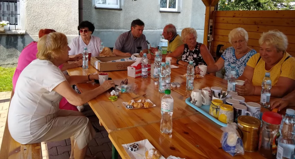 Spotkanie seniorów na farskim ogrodzie