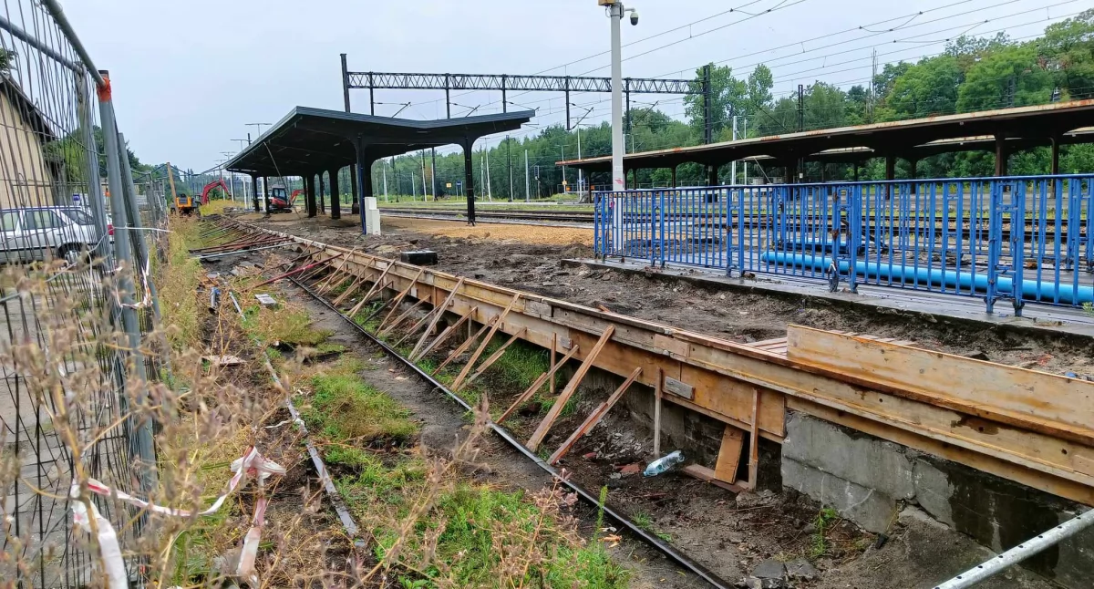 Trwa remont na peronie 1. PKP PLK odnowi też przejście podziemne
