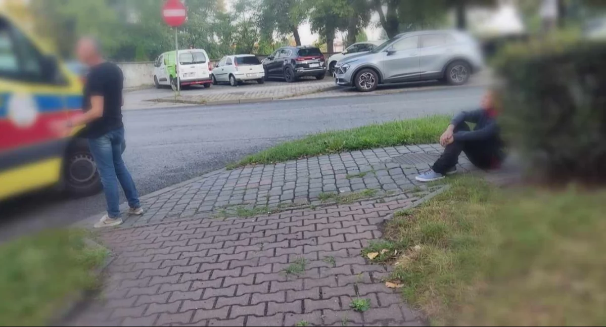 Leżał na chodniku z głową w żywopłocie, pomogli przechodnie
