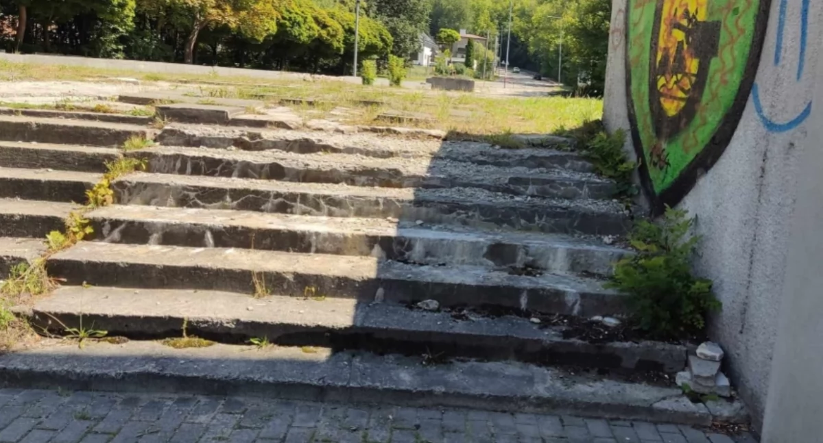 Niebezpieczne schody przy szkole