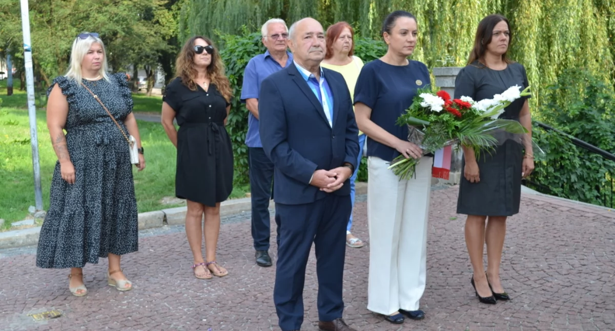Złożyli kwiaty w miejscach pamięci