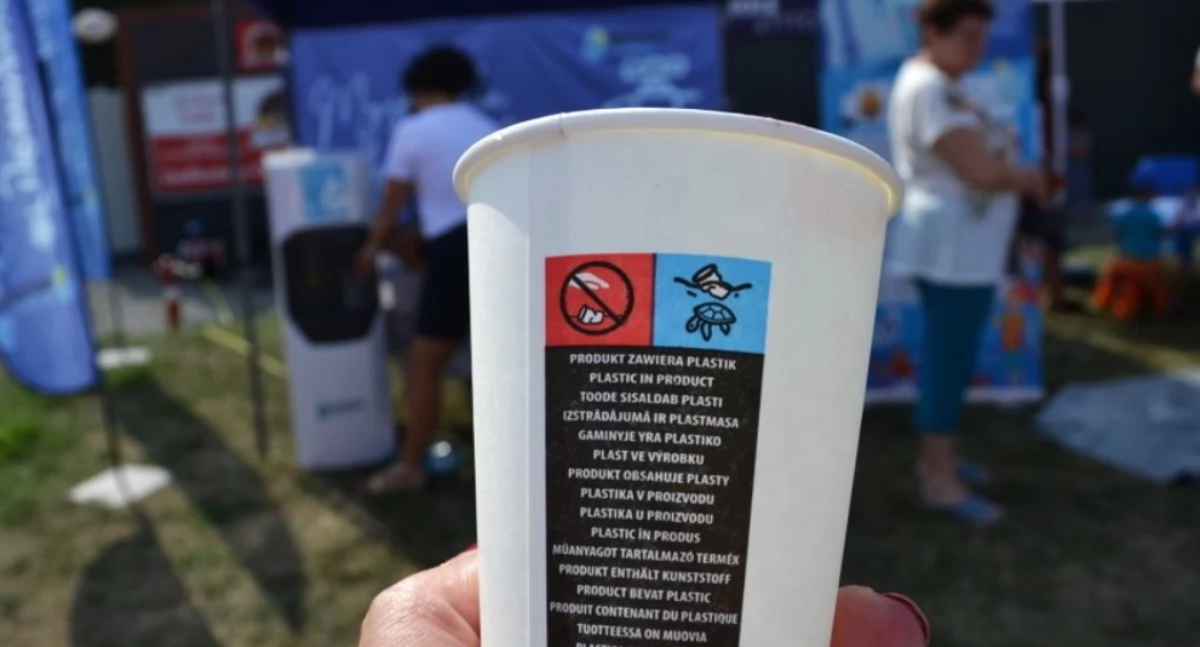 MPWiK promuje troskę o środowisko i serwuje kranówkę w jednorazowych kubeczkach z plastikiem