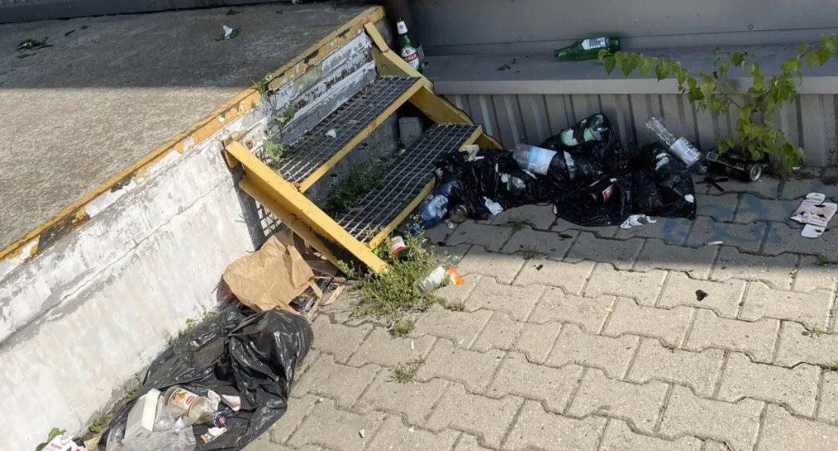Teren wokół dawnego Lewiatana przy ul. Chopina tonie w śmieciach