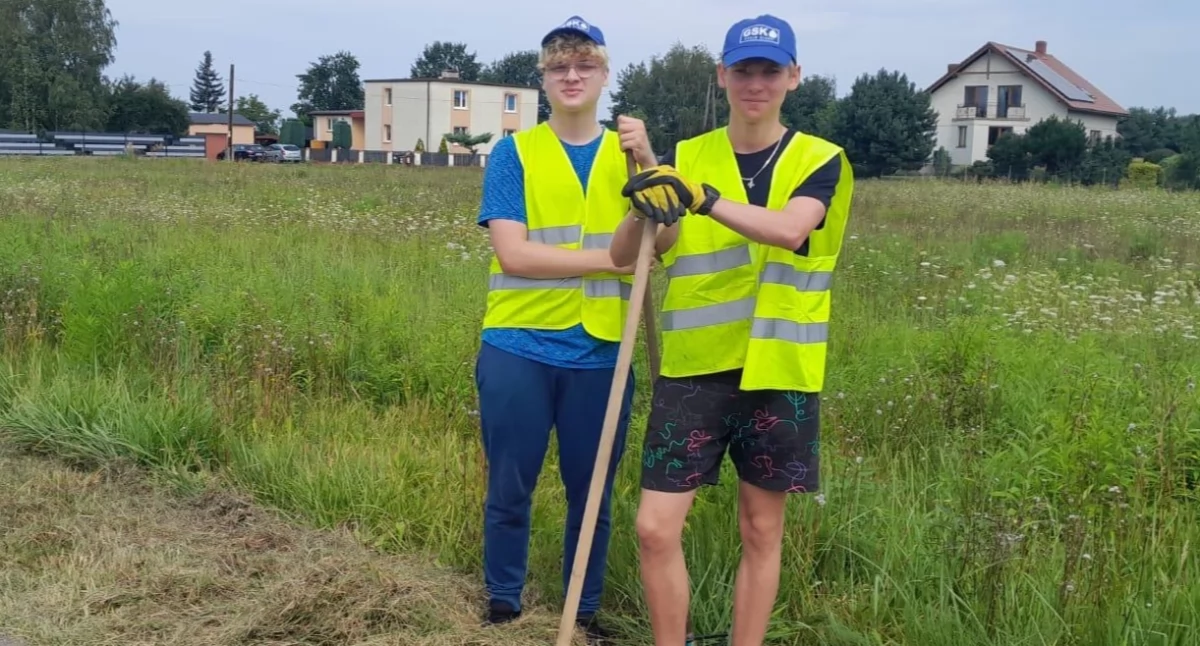 Letnie utrzymanie dróg i poboczy wspomaga grupa młodzieży