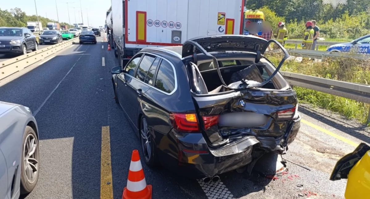 Dwie kolizje na autostradzie A4 w odległości zaledwie 2 kilometrów. Przód BMW znalazł się pod samochodem dostawczym