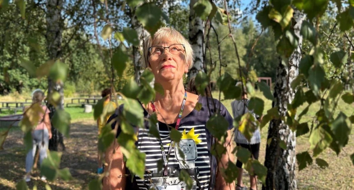 Seniorzy zażywali leśnych kąpieli w słupeckim lesie