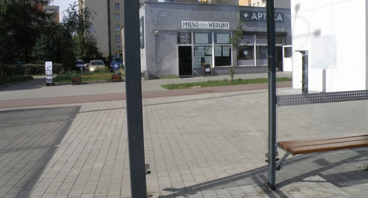 Wiaty przezroczyste... aż do bólu. Można się dotkliwie potłuc