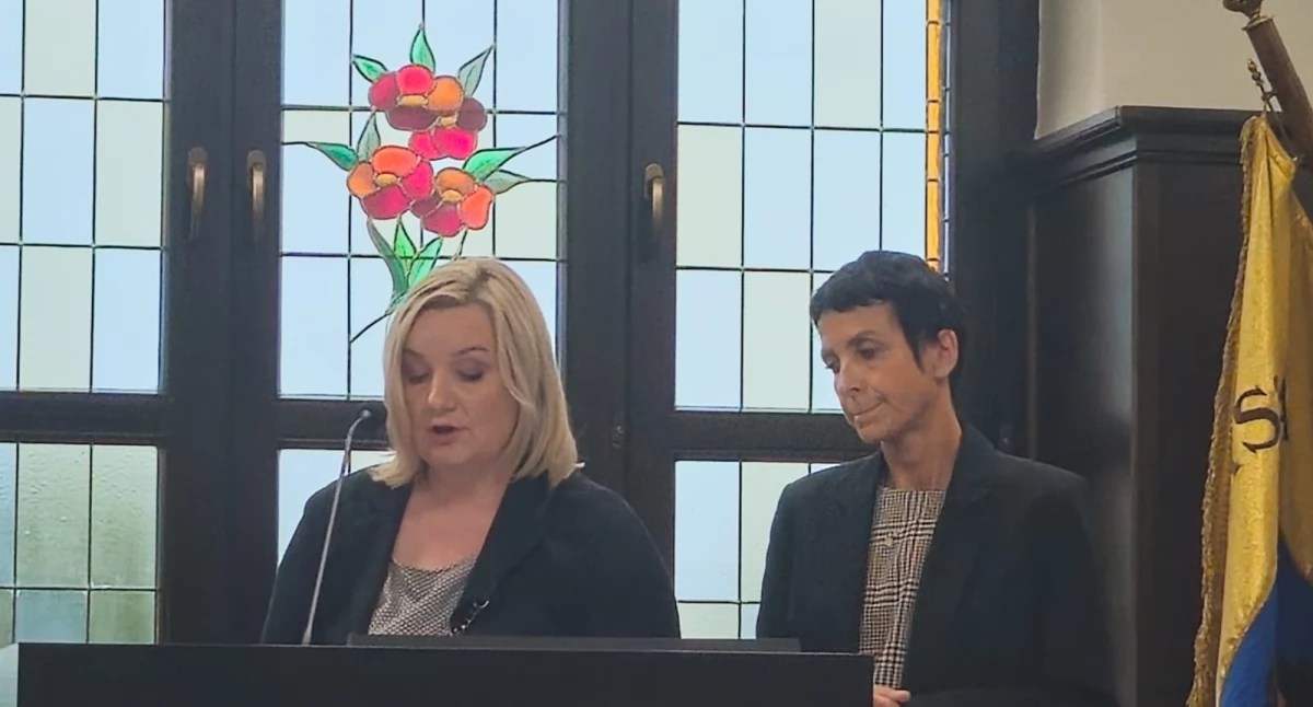 Odtrąbili sukces budowy hali, potem ją skreślili z planów. Teraz pod pręgierzem rodziców muszą do niej wrócić 