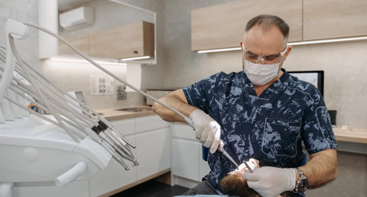 Jak często należy chodzić do dentysty? Dlaczego regularne wizyty kontrolne są tak ważne?