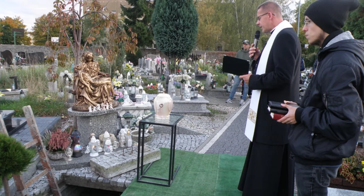 Urna z prochami dzieci utraconych spoczęła w grobie