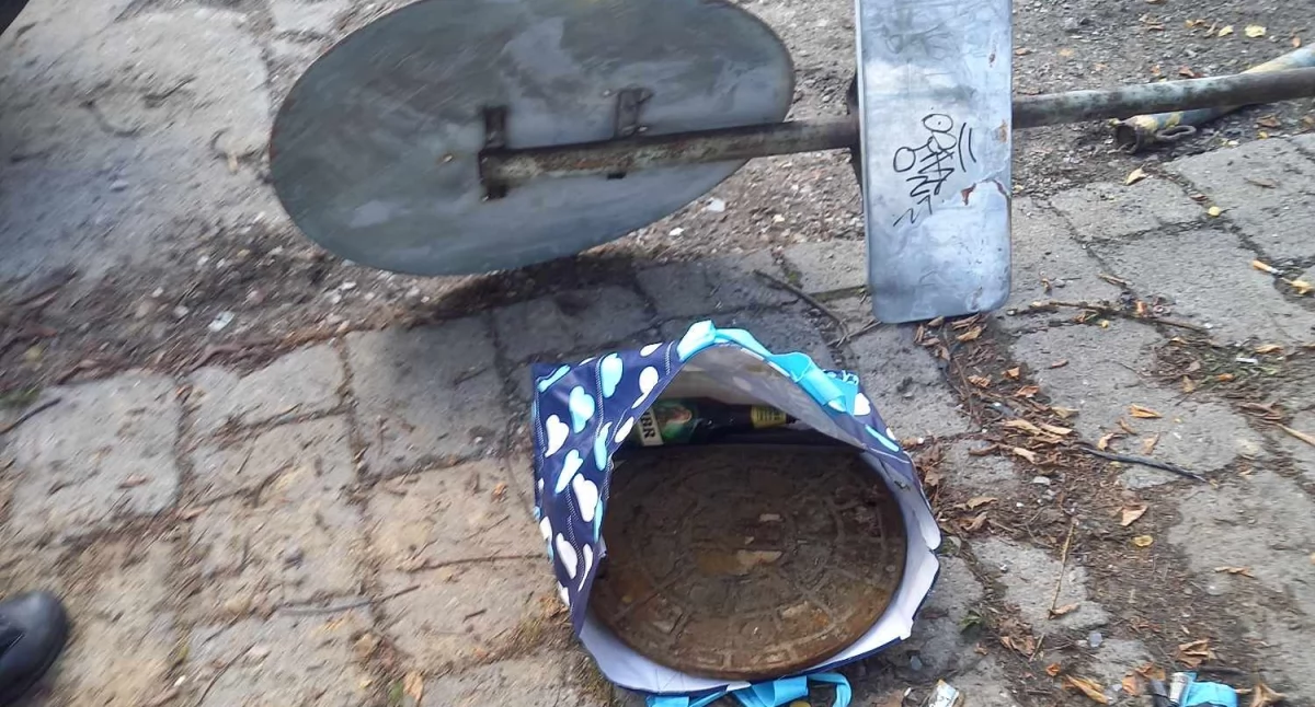 Złomiarze ukradli znak drogowy i pokrywę studzienki. Zatrzymali ich miejscy strażnicy