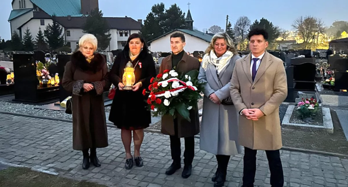 Radni powiatowi przy pomniku – zbiorowym grobie w Lędzinach