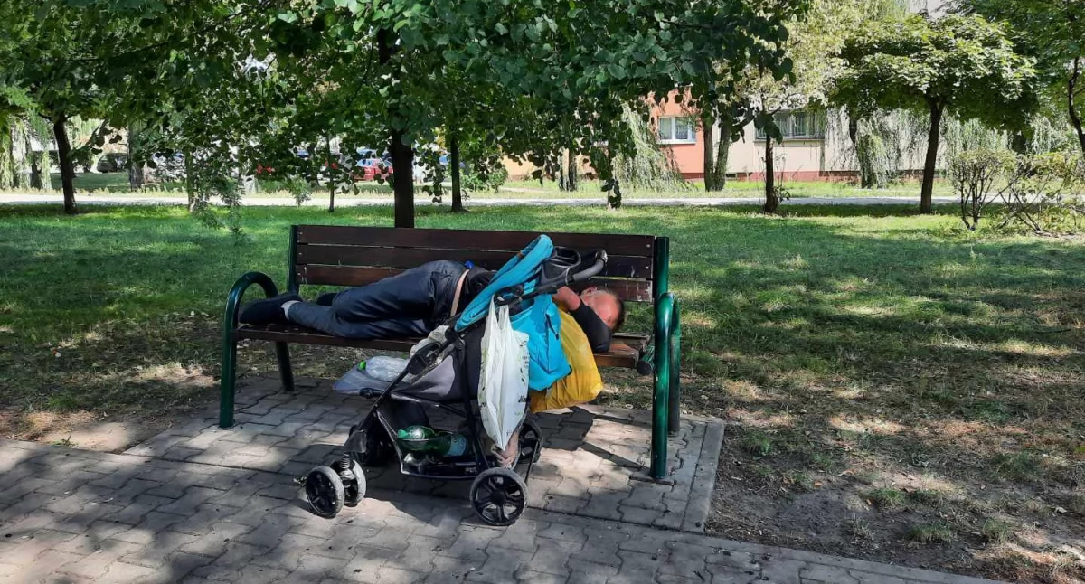 Problem z bezdomnością – jak pomagać, a nie szkodzić