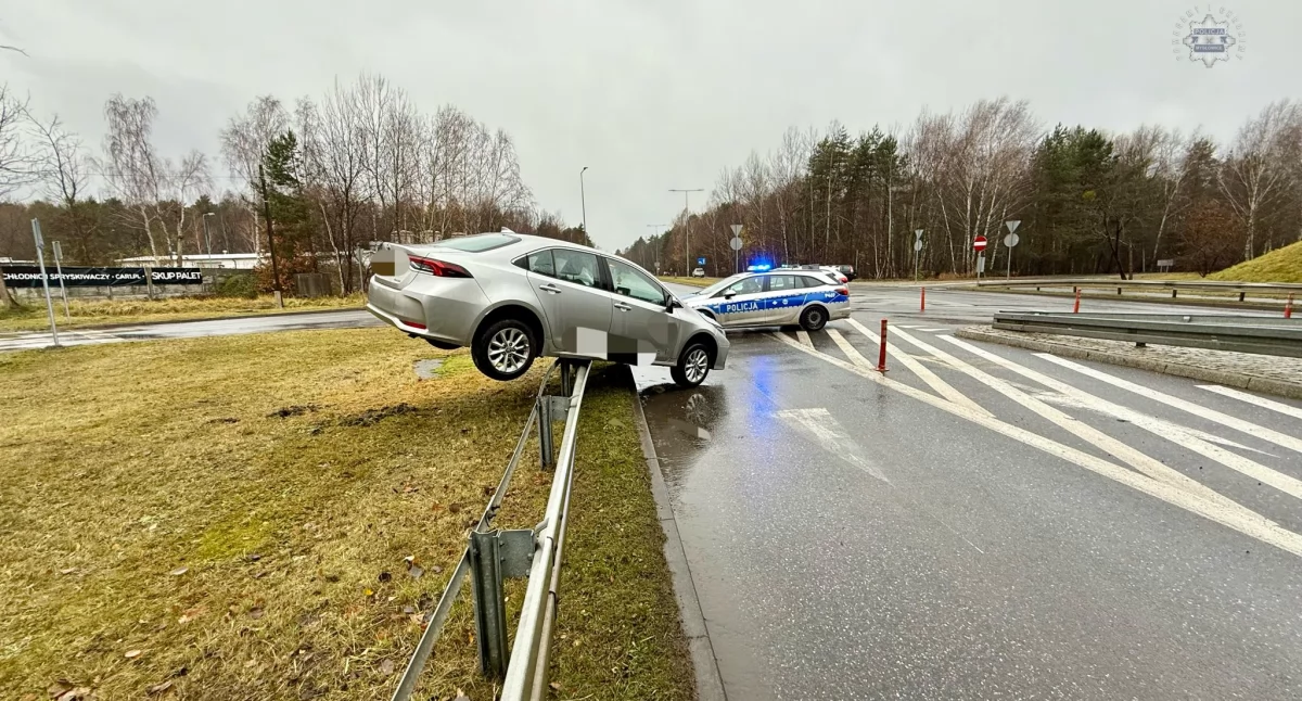 Toyota na barierkach. Groźna kolizja na ul. Mikołowskiej