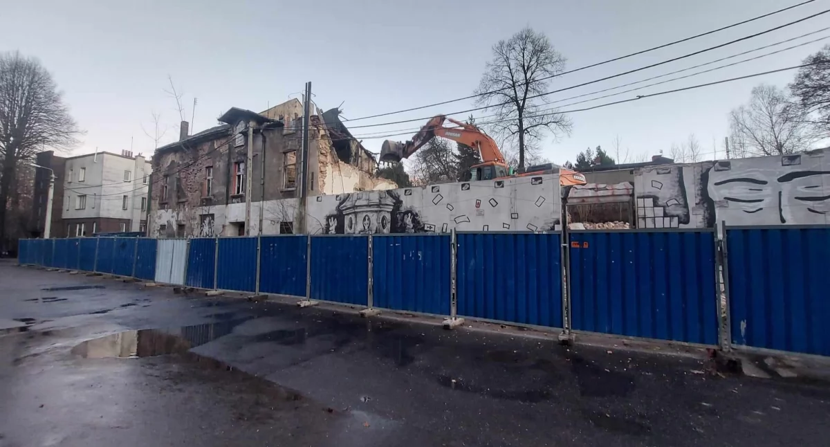 Z historycznych budynków przy ul. Portowej został tylko gruz