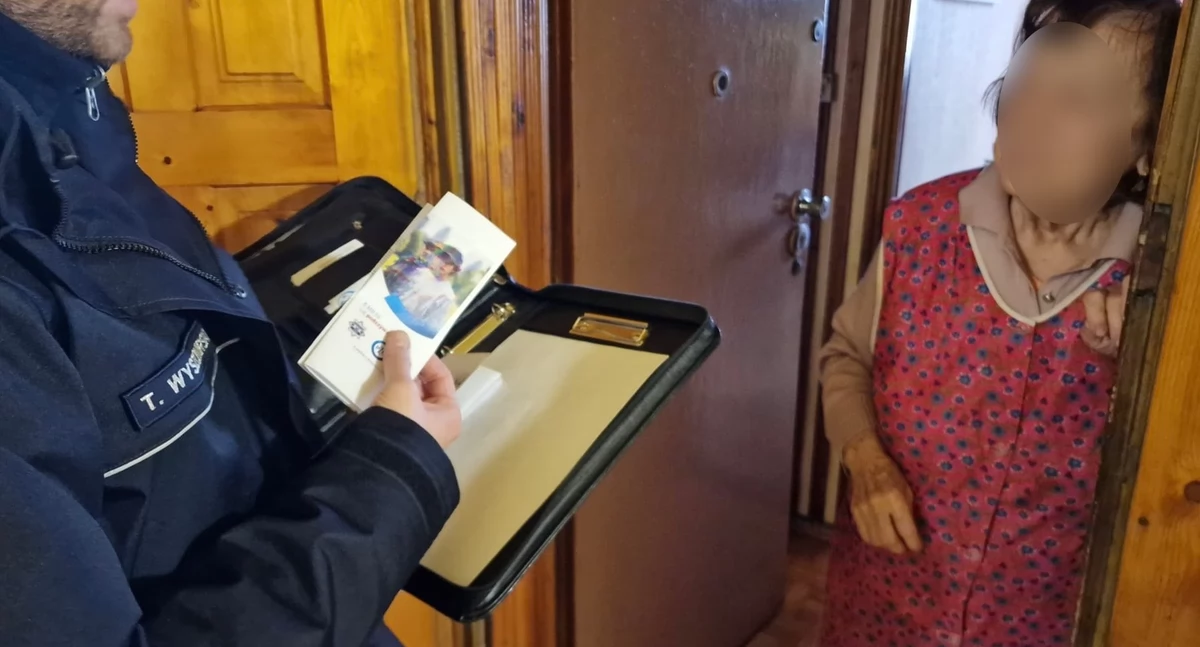 Jak się nie dać oszukać w internecie? Dzielnicowi edukują mieszkańców