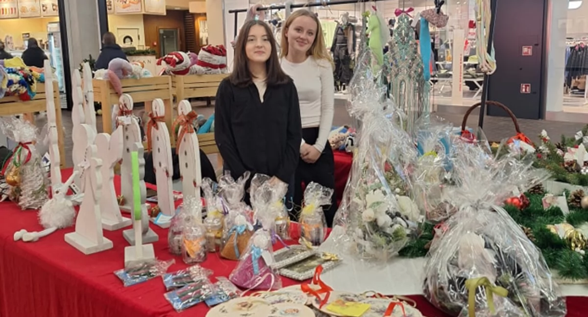 Kiermasz i kolędowanie z Fundacja Bajtel i Quick Parkiem