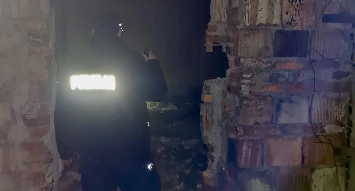 Policjanci sprawdzają miejsca, w których przebywają osoby bezdomne
