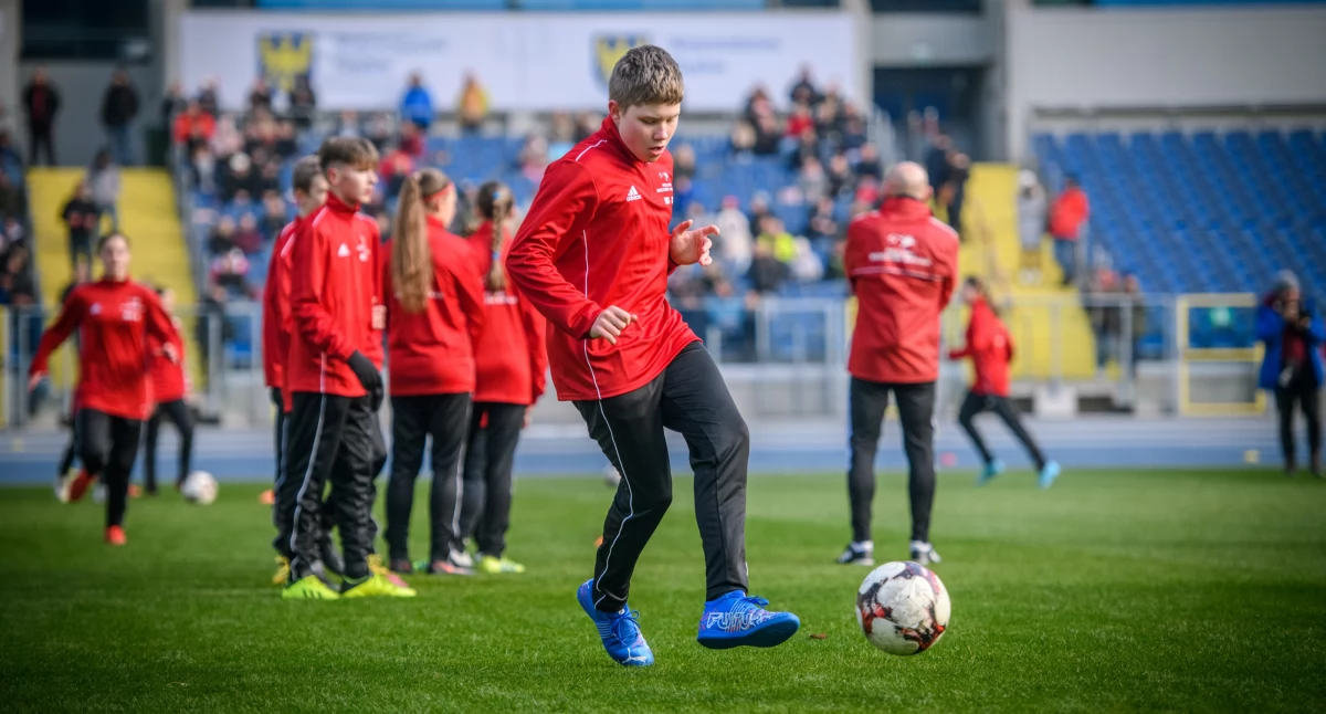 Jakie korzyści niesie udział w obozach sportowych dla dzieci?