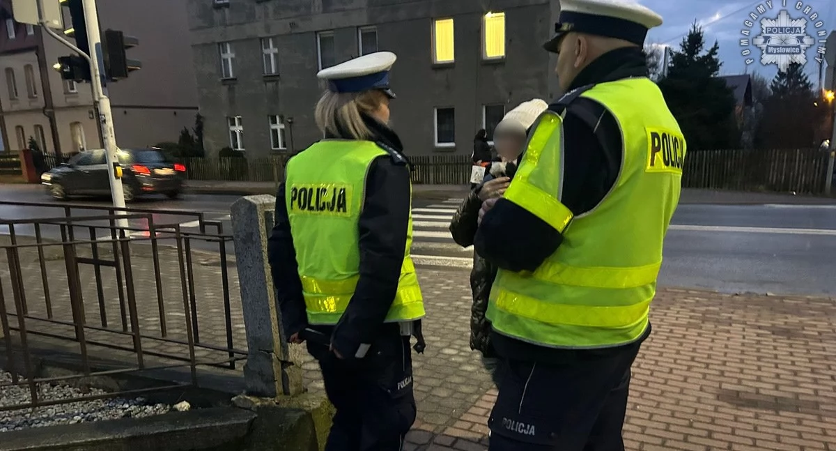 Policjanci rozdają pieszym odblaskowe elementy