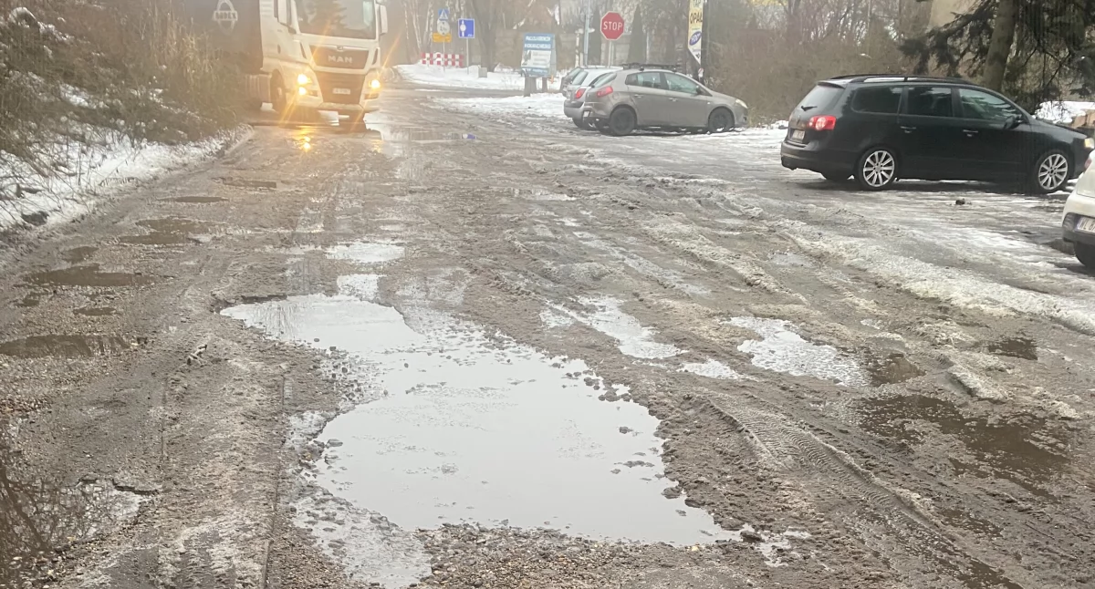 Czy to jeszcze droga, czy już szwajcarski ser? Dworcowa dalej nieruszona
